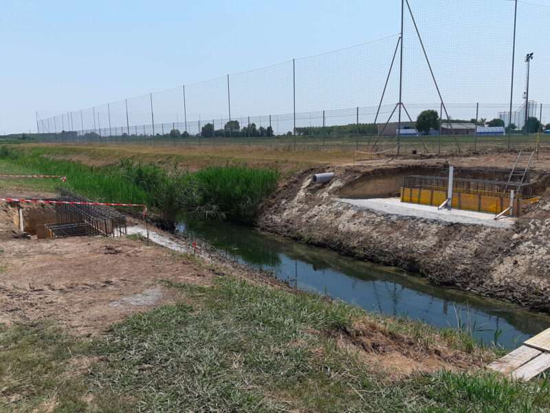 Realizzazione di una pista ciclopedonale con passerella sul canale